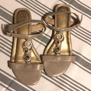 Like new size 9 gold Sandels 109